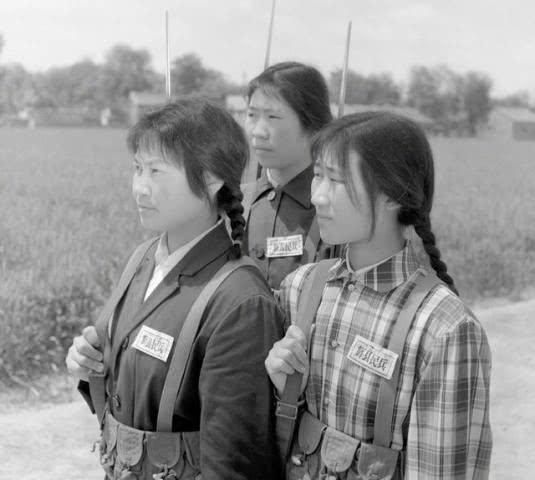 中國(guó)女兵老照片，歷史中的巾幗英雄形象展現(xiàn)，中國(guó)女兵老照片，歷史巾幗英雄形象展