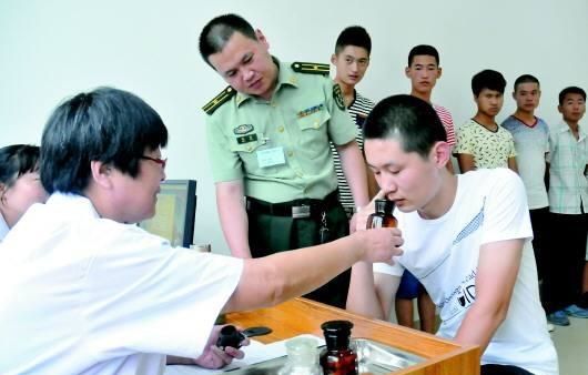 男兵體檢的尷尬圖，理解與尊重的重要性，男兵體檢中的尊重與理解的必要性，尷尬瞬間的思考