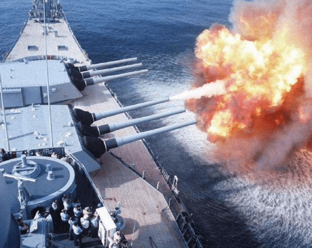為什么岸炮打不過艦炮，深度解析背后的原因，岸炮與艦炮的較量，解析背后的原因與差異