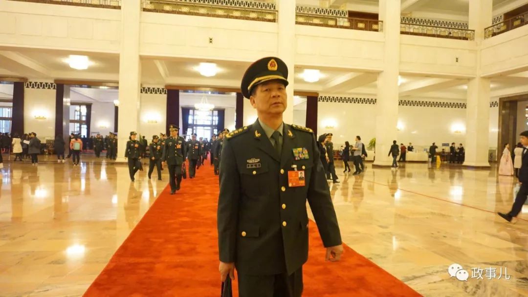 西部戰(zhàn)區(qū)司令，勇?lián)厝危宫F(xiàn)新時(shí)代軍隊(duì)領(lǐng)導(dǎo)力，西部戰(zhàn)區(qū)司令展現(xiàn)新時(shí)代軍隊(duì)領(lǐng)導(dǎo)力，勇?lián)厝晤I(lǐng)頭前行